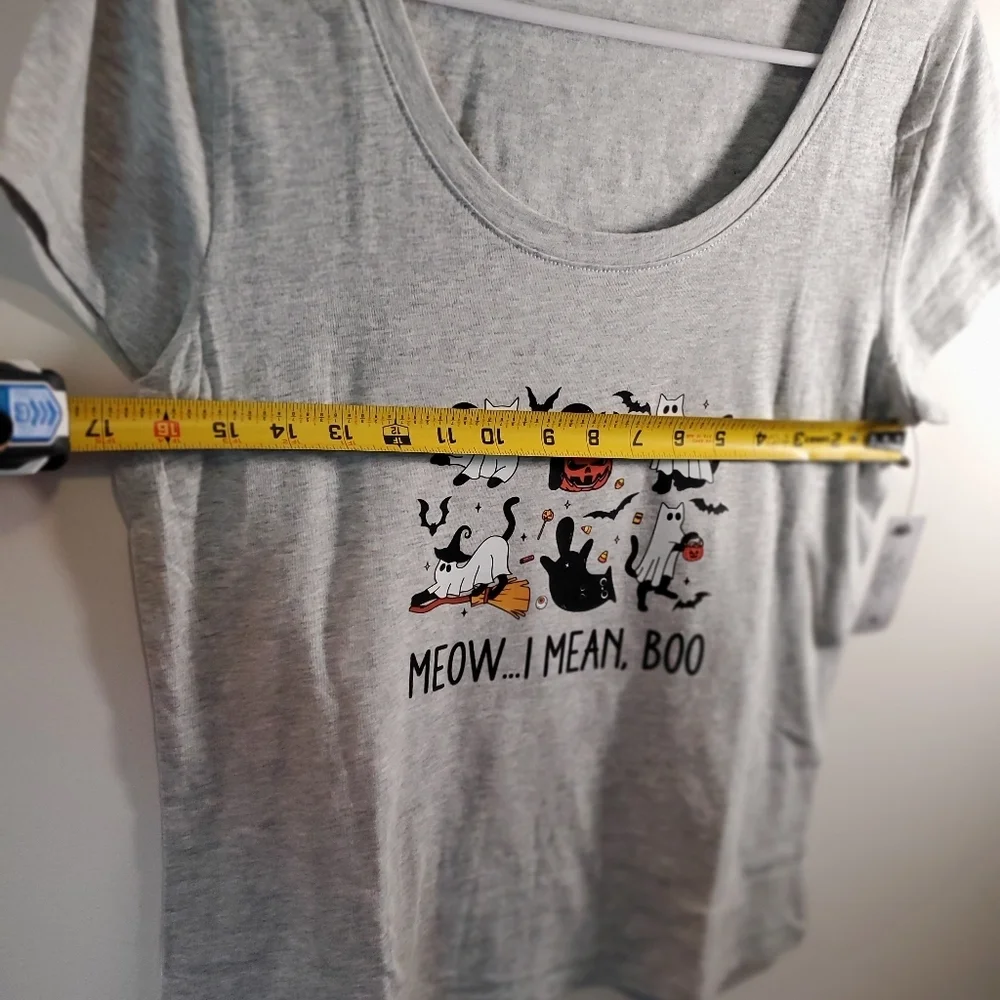 No Boundaries Light Gray Halloween Cat Graphic Tee
